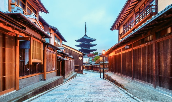 京都の昔ながらの町なみから見える東寺